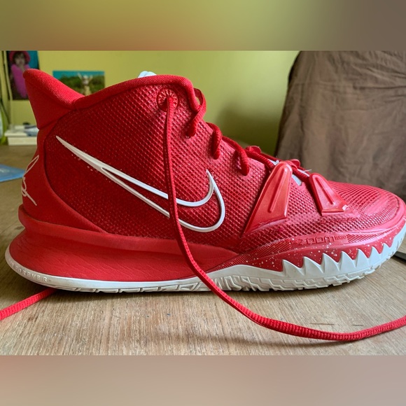 Basketball shoes Kyrie Irving red seven tb university edition great condition - Picture 10 of 10